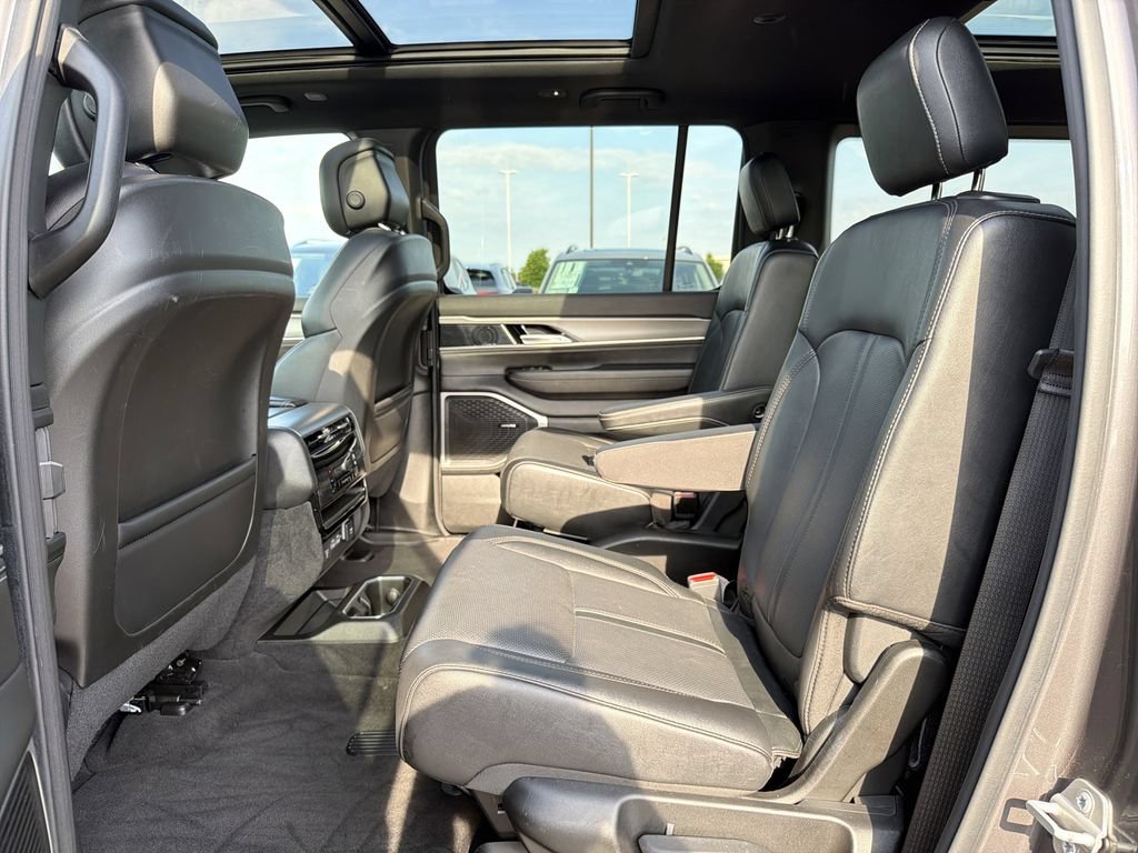 Used 2023 Jeep Wagoneer Series II AWD/4WD image 13