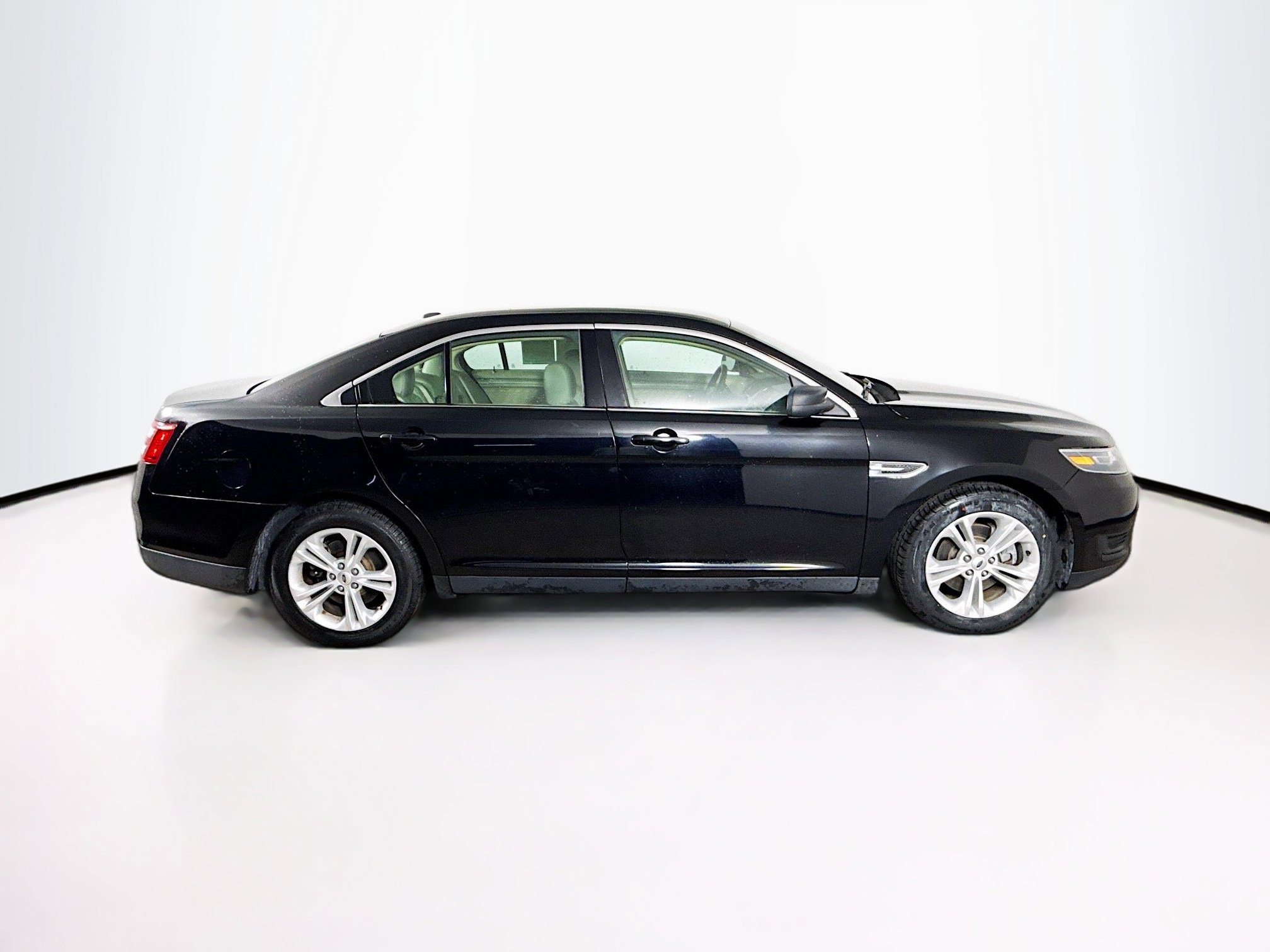 Used 2018 Ford Taurus SE image 2