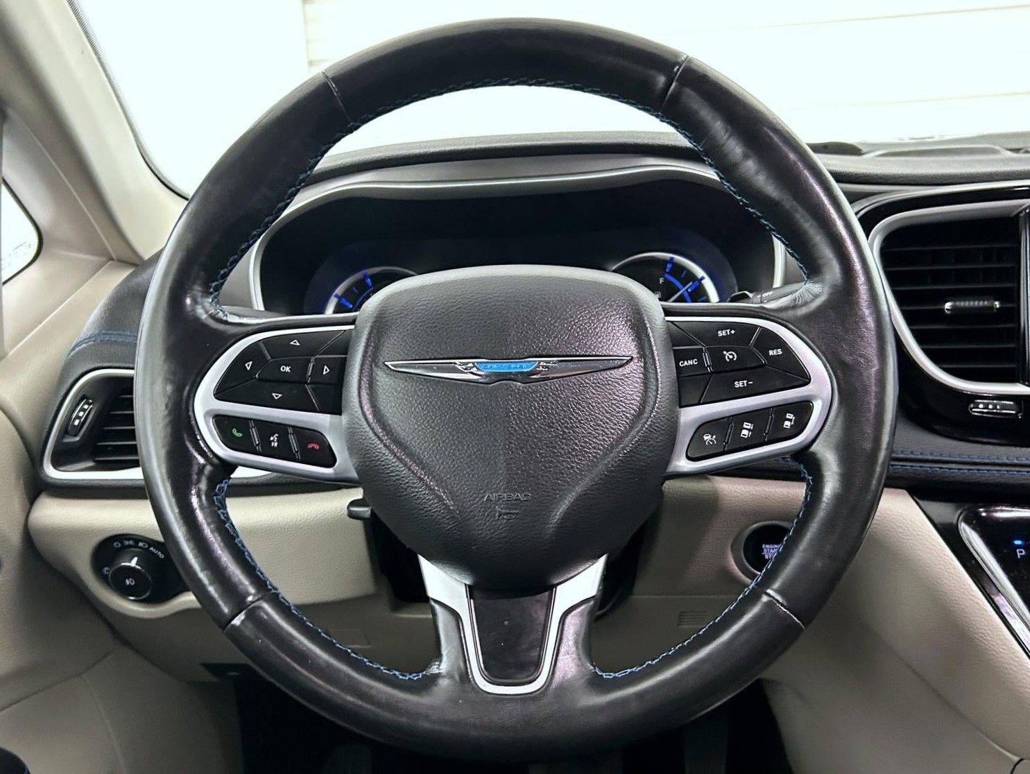 Used 2021 Chrysler Pacifica Touring-L FWD image 11