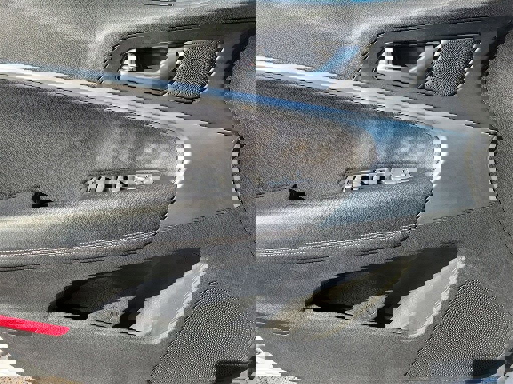 Used 2025 Genesis G70 2.5T image 14