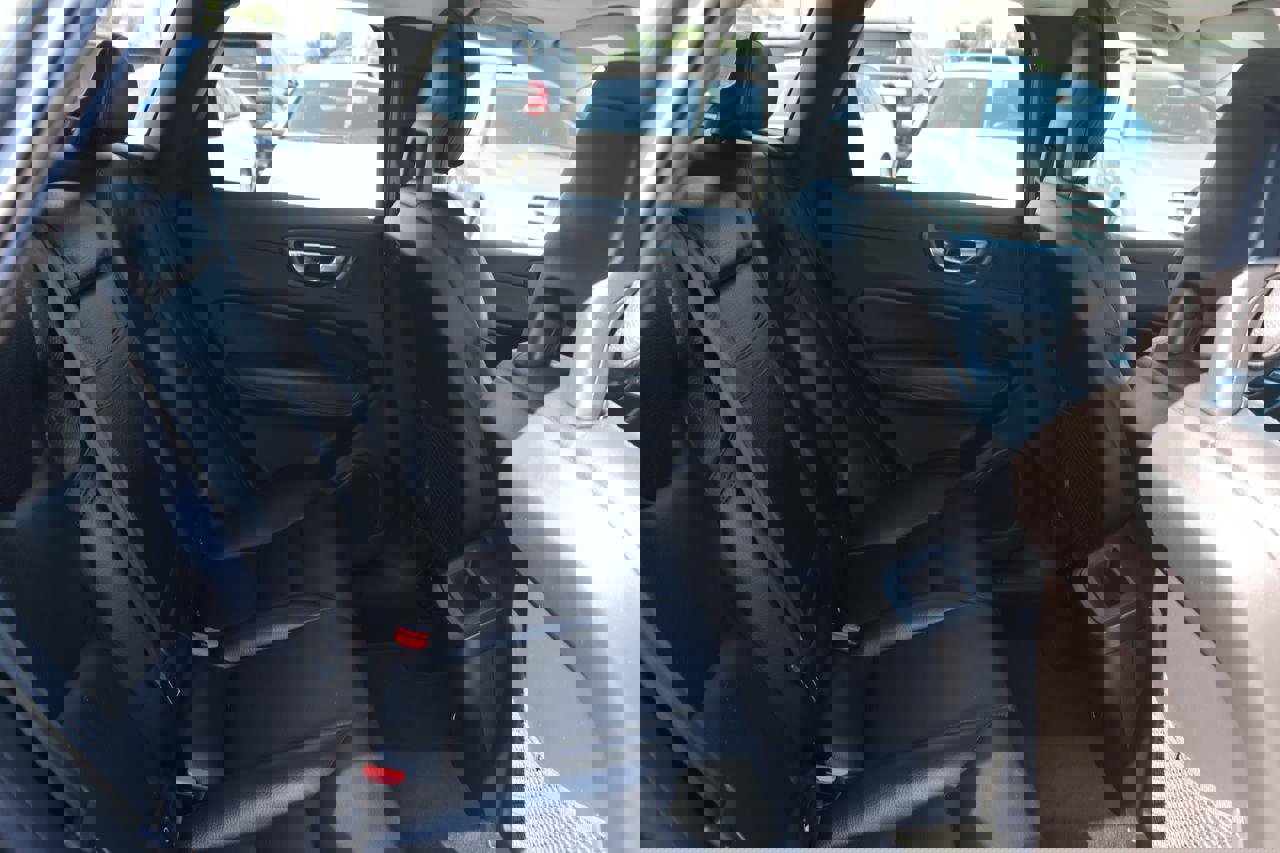 Used 2018 Volvo XC60 T5 Momentum w/ Convenience Package image 17