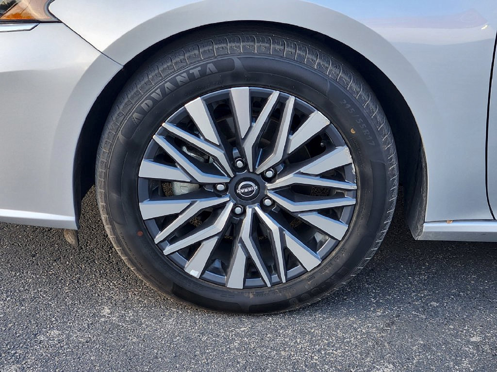 Used 2025 Nissan Altima 2.5 SV FWD image 10