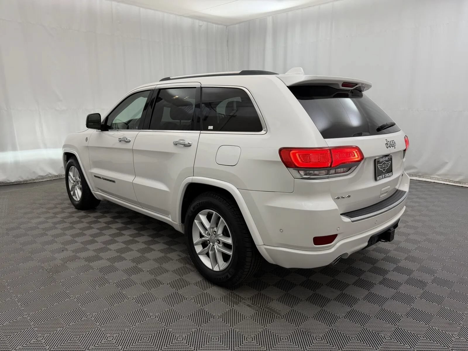 Used 2017 Jeep Grand Cherokee Overland w/ Jeep Active Safety Group AWD/4WD image 8