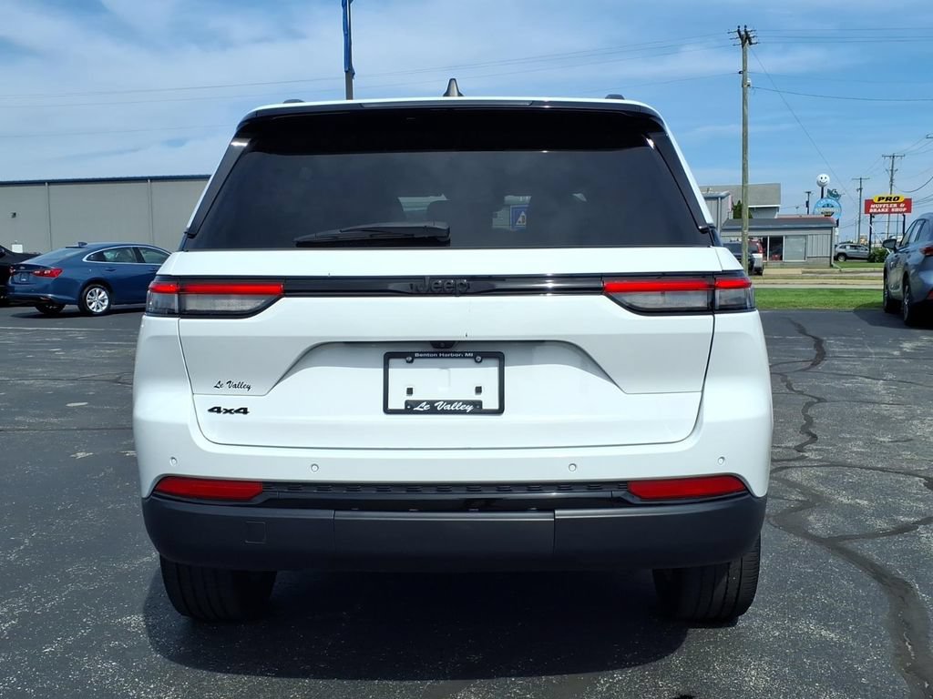 Used 2023 Jeep Grand Cherokee Altitude AWD/4WD image 10