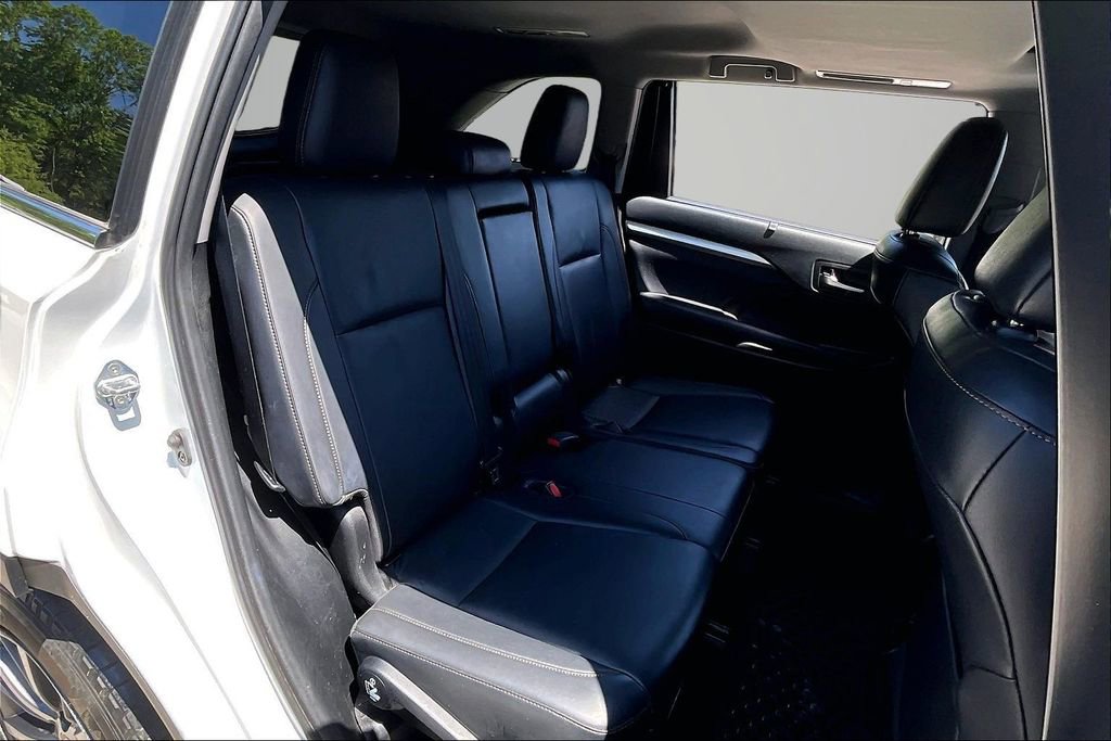 Used 2019 Toyota Highlander SE AWD/4WD image 25