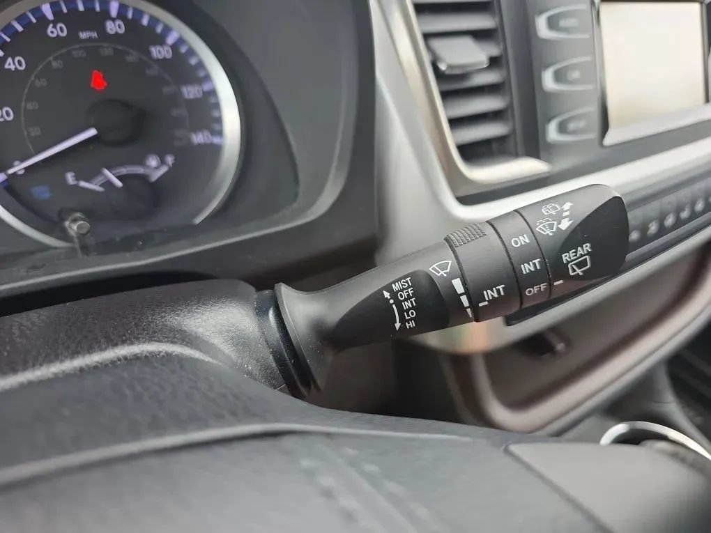 Used 2019 Toyota Highlander LE AWD/4WD image 22