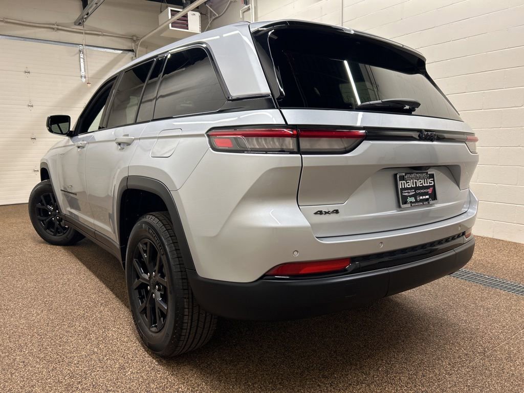 Used 2025 Jeep Grand Cherokee Altitude AWD/4WD image 4