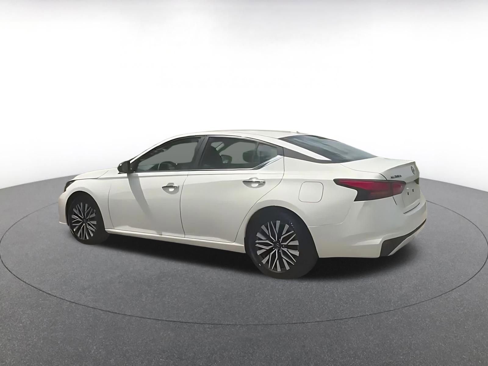 Used 2025 Nissan Altima 2.5 SV FWD image 11