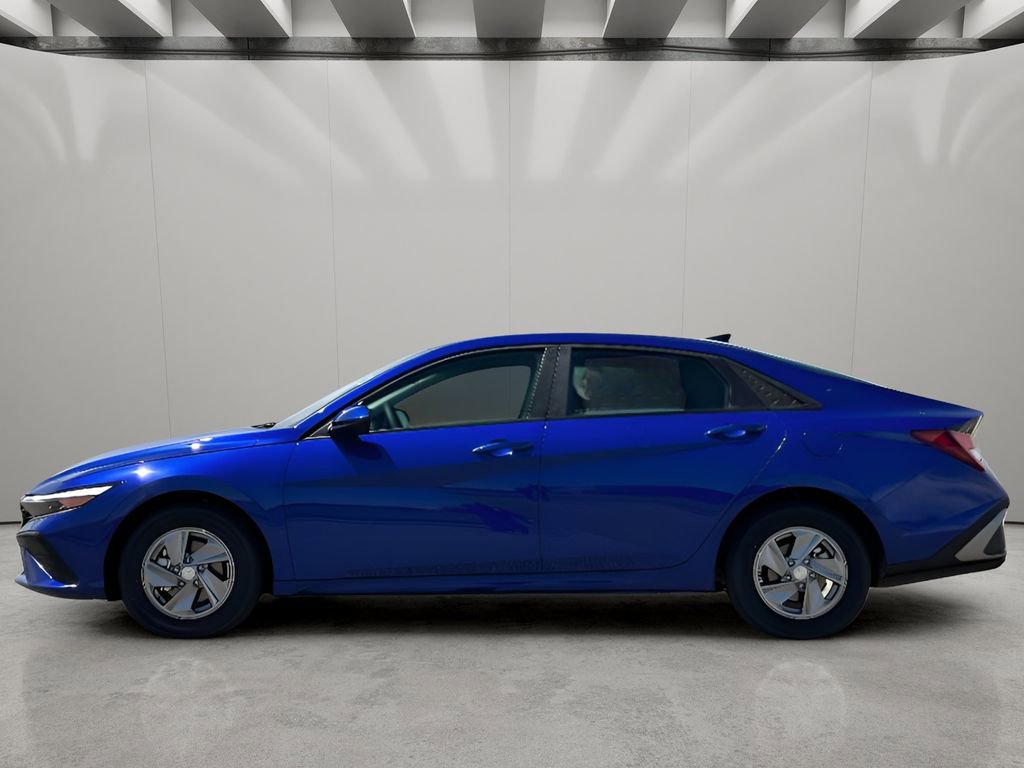 Used 2025 Hyundai Elantra SE w/ Cargo Package image 2