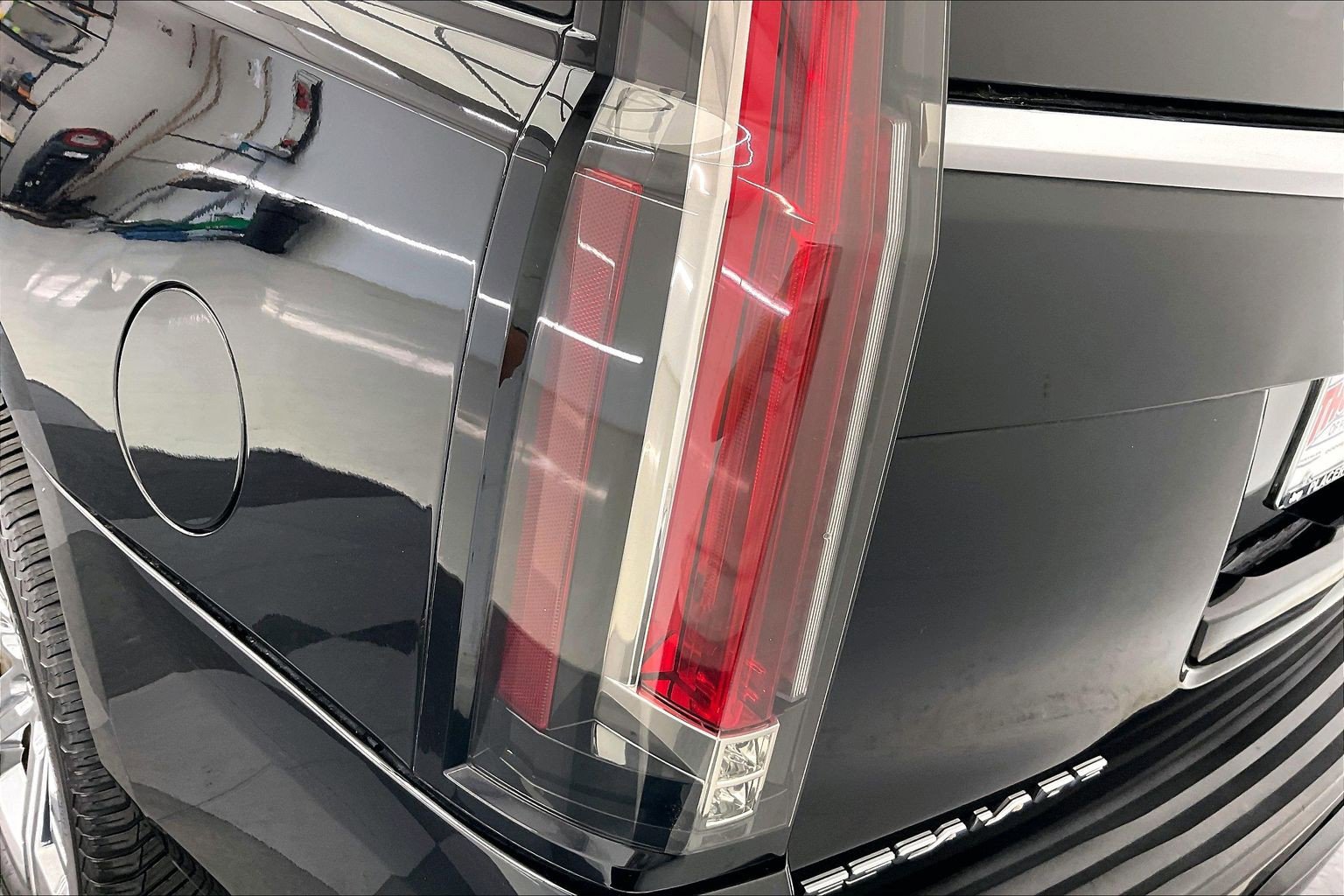 Used 2017 Cadillac Escalade Luxury AWD/4WD image 29