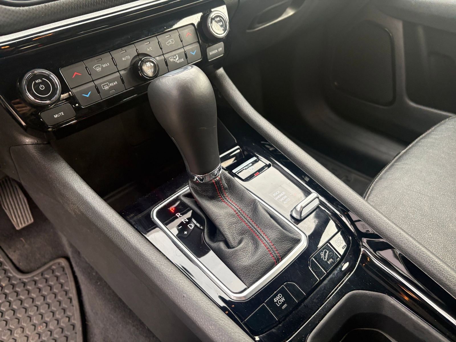 Used 2025 Jeep Compass Trailhawk image 38