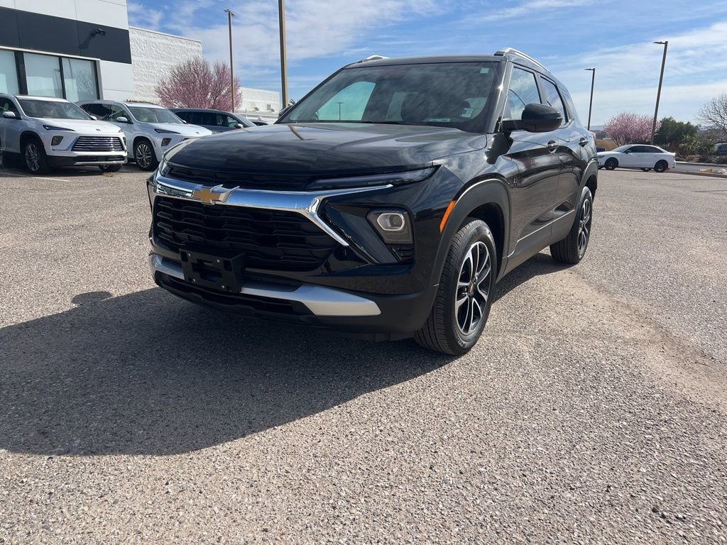 Used 2025 Chevrolet TrailBlazer LT w/ Driver Confidence Package image 1