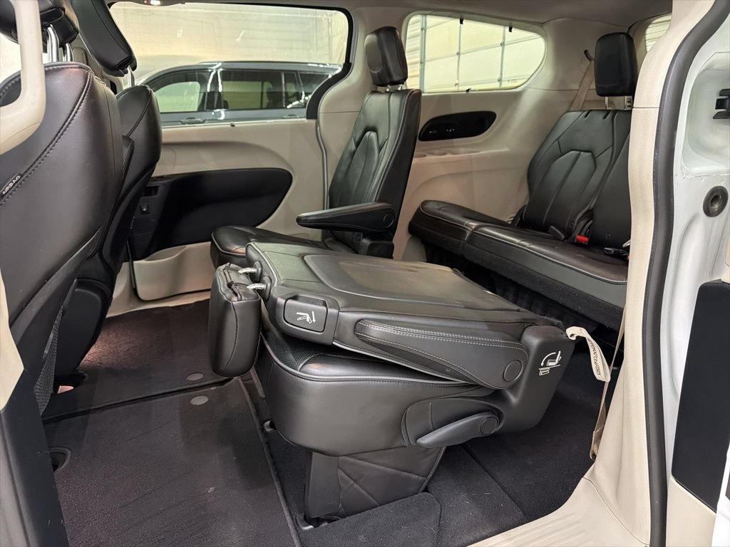 Used 2020 Chrysler Pacifica Limited FWD image 26