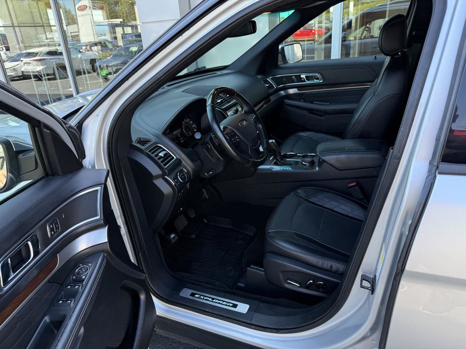Used 2017 Ford Explorer Platinum AWD/4WD image 11