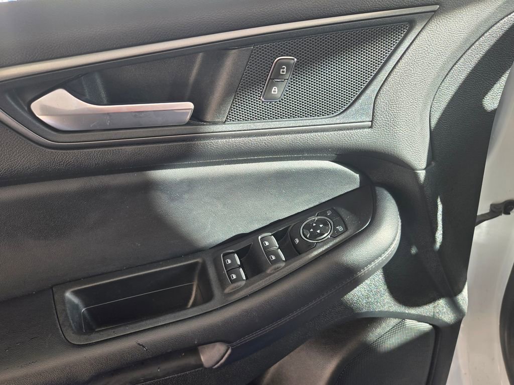 Used 2022 Ford Edge SE image 11