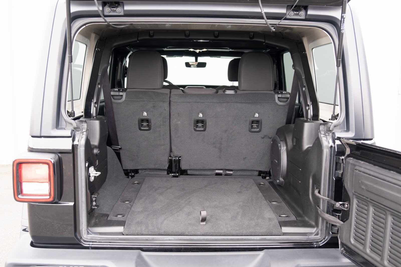 Used 2022 Jeep Wrangler Unlimited Sport w/ Uconnect 4C Nav & Sound Group image 20