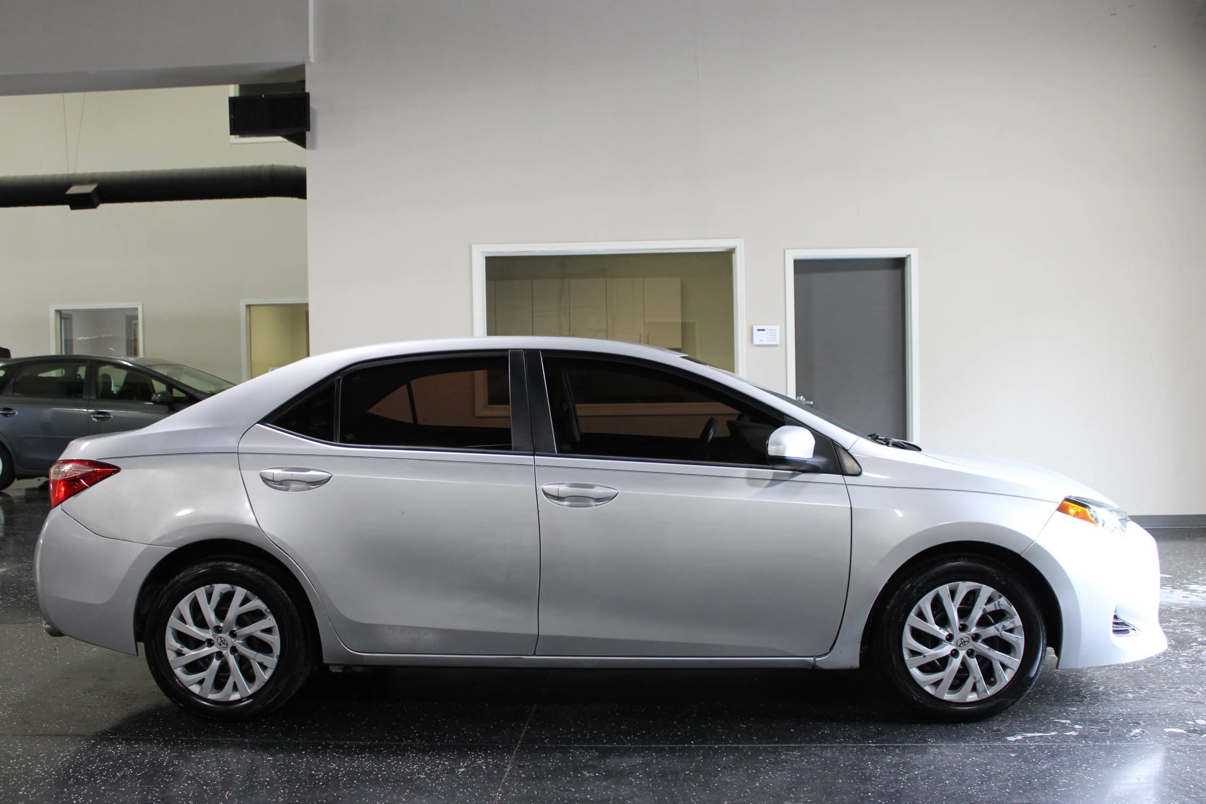Used 2019 Toyota Corolla LE FWD image 2