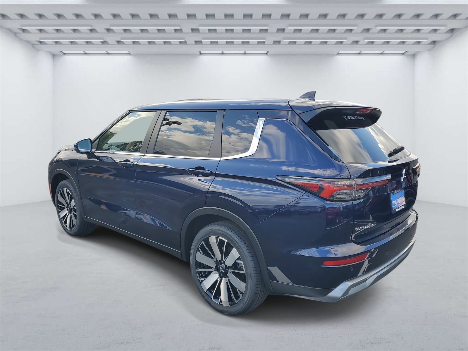 New 2025 Mitsubishi Outlander SE image 3
