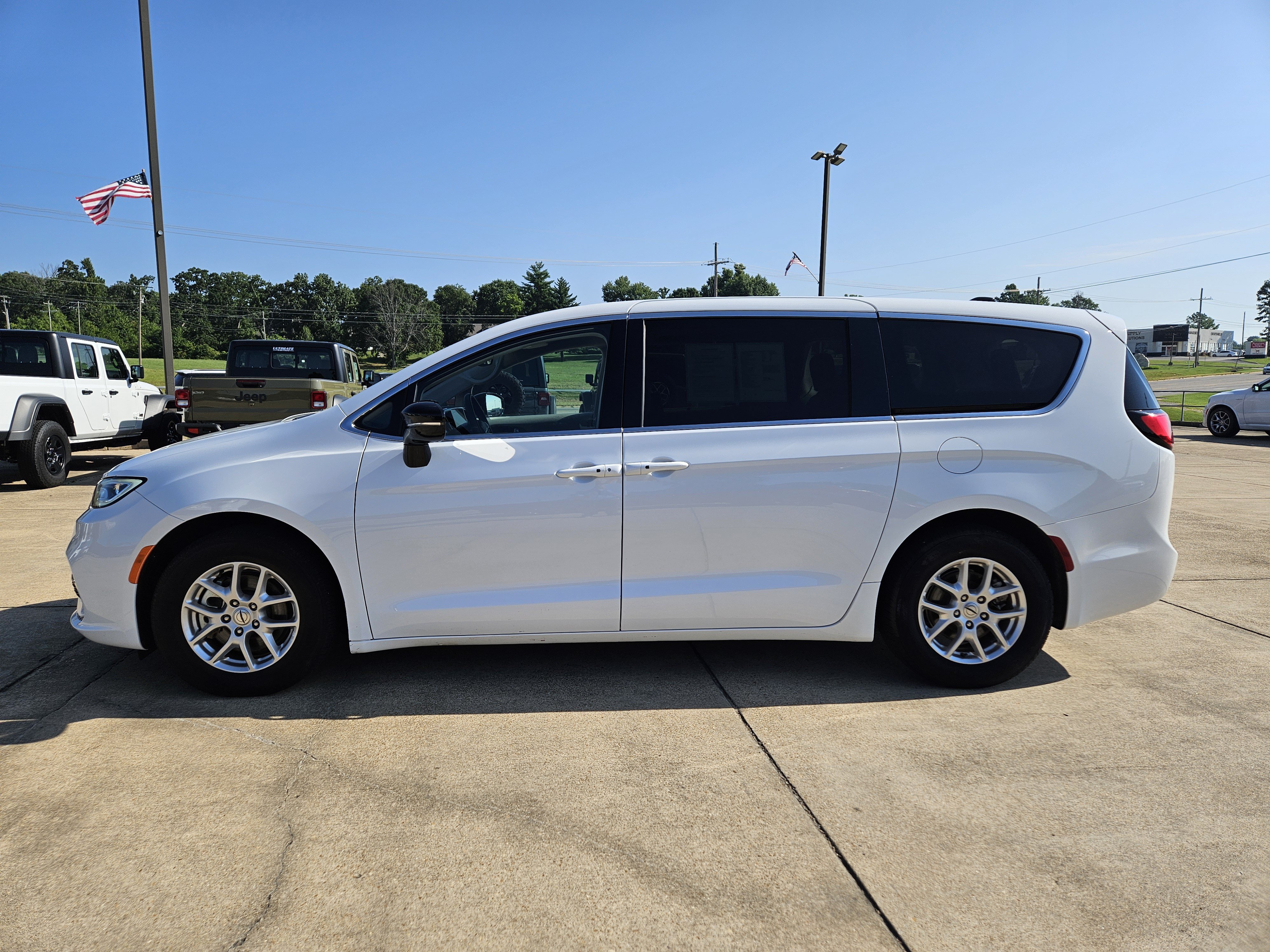 Used 2024 Chrysler Pacifica Touring-L FWD image 3