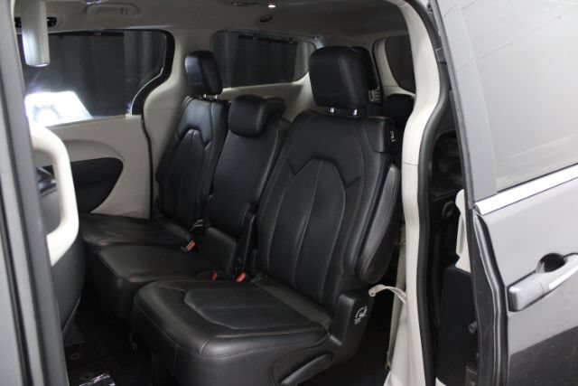 Used 2019 Chrysler Pacifica Touring-L FWD image 23