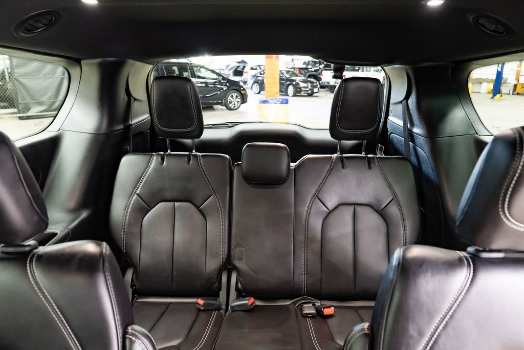 Used 2025 Chrysler Pacifica Select image 25