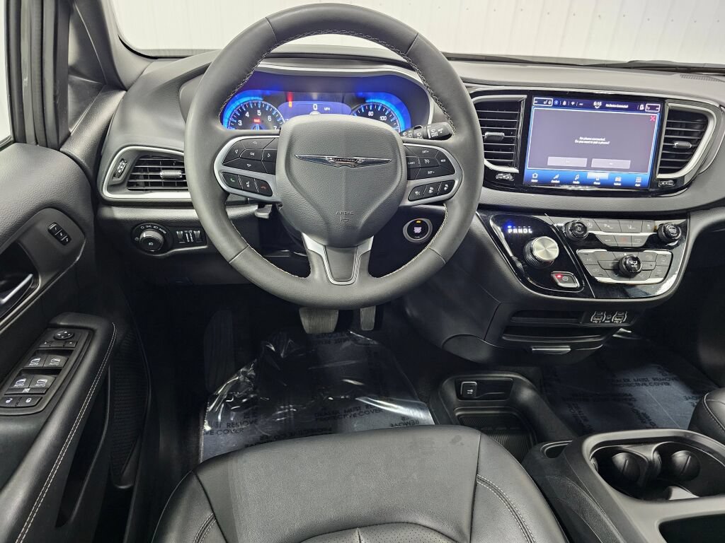 Used 2025 Chrysler Pacifica Select FWD image 15