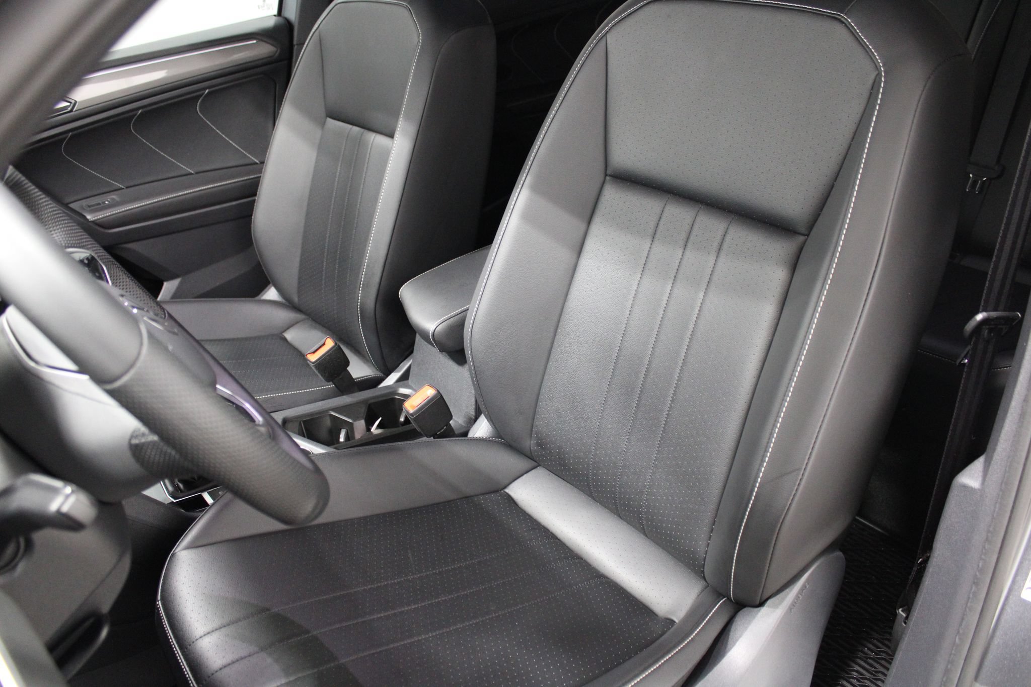 Used 2024 Volkswagen Tiguan SE R-Line AWD/4WD image 14
