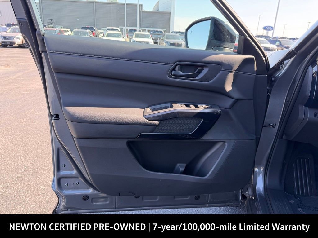 Used 2025 Nissan Pathfinder S FWD image 16
