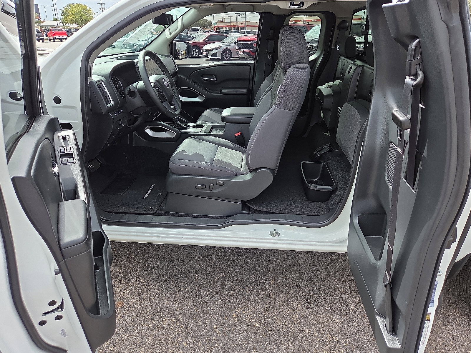 Used 2025 Nissan Frontier SV w/ SV Convenience Package image 9