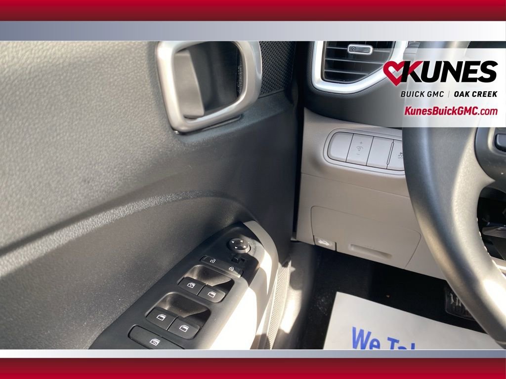 Used 2025 Hyundai Venue SEL FWD image 21