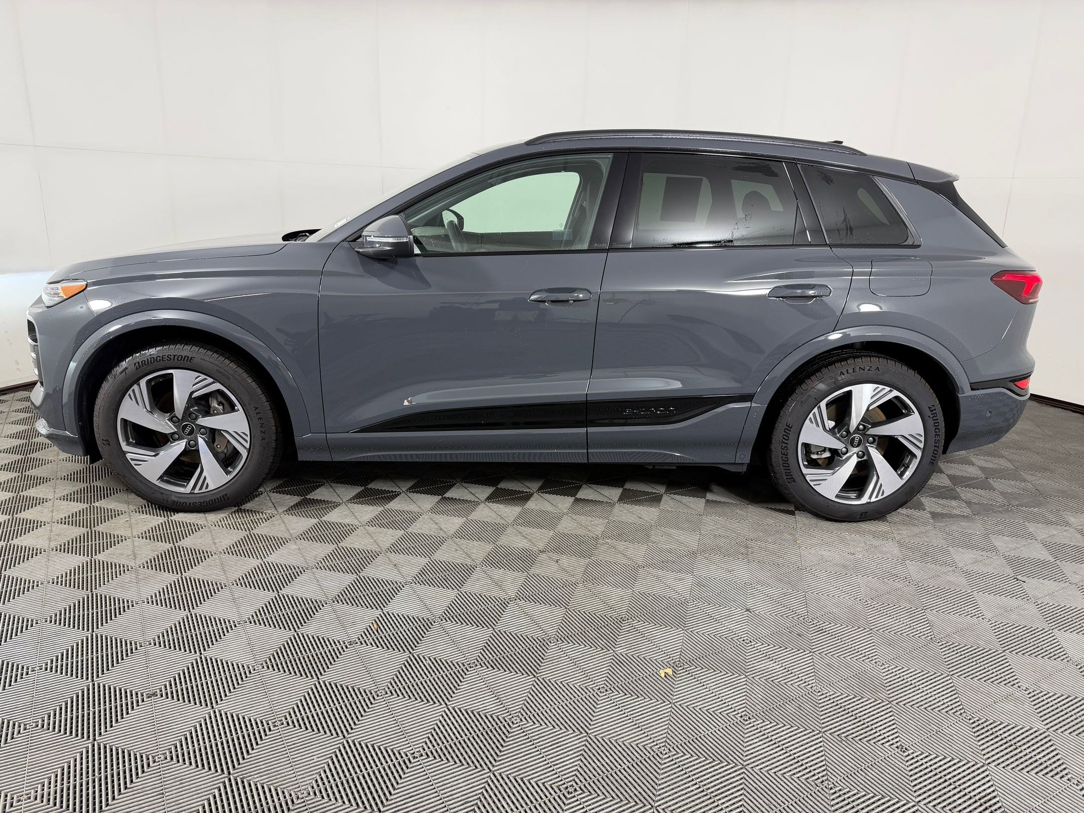 Used 2025 Audi Q6 e-tron Prestige AWD/4WD image 2