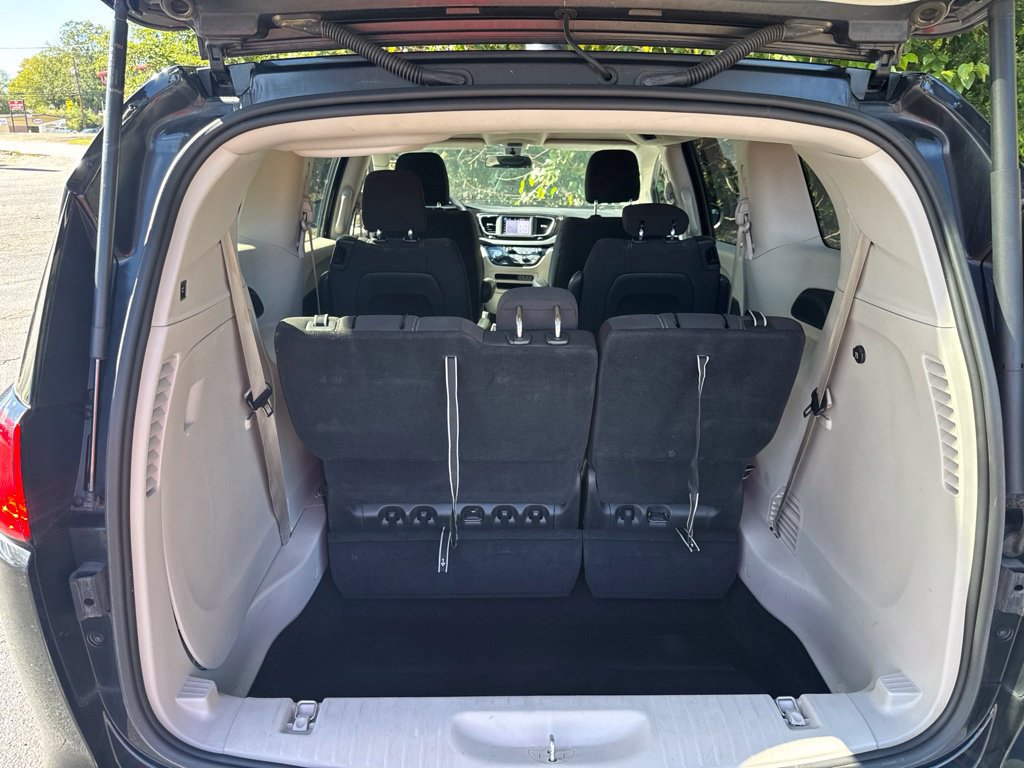 Used 2022 Chrysler Voyager LX FWD image 8