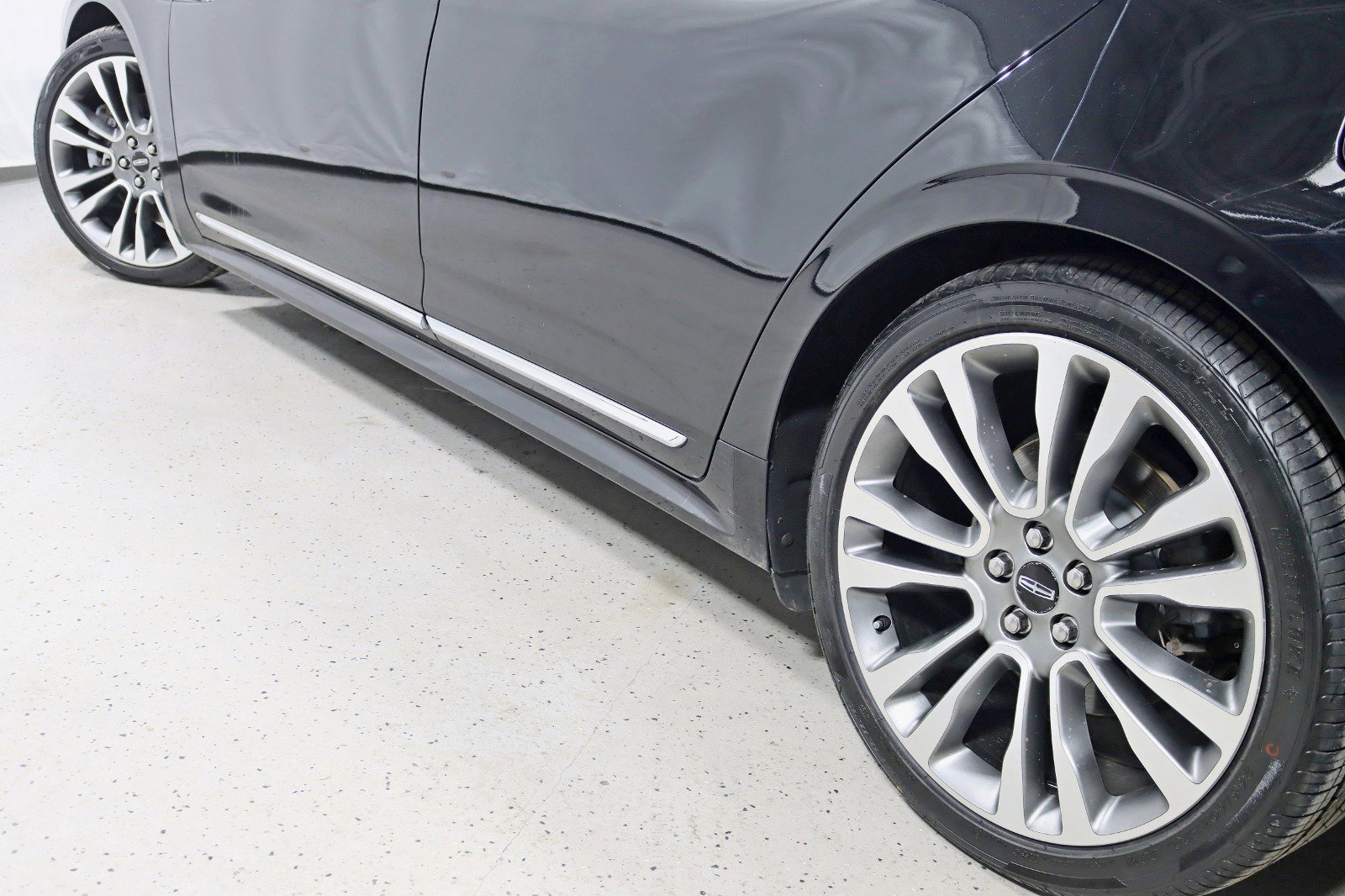 Used 2017 Lincoln Continental Select w/ Climate Package AWD/4WD image 12