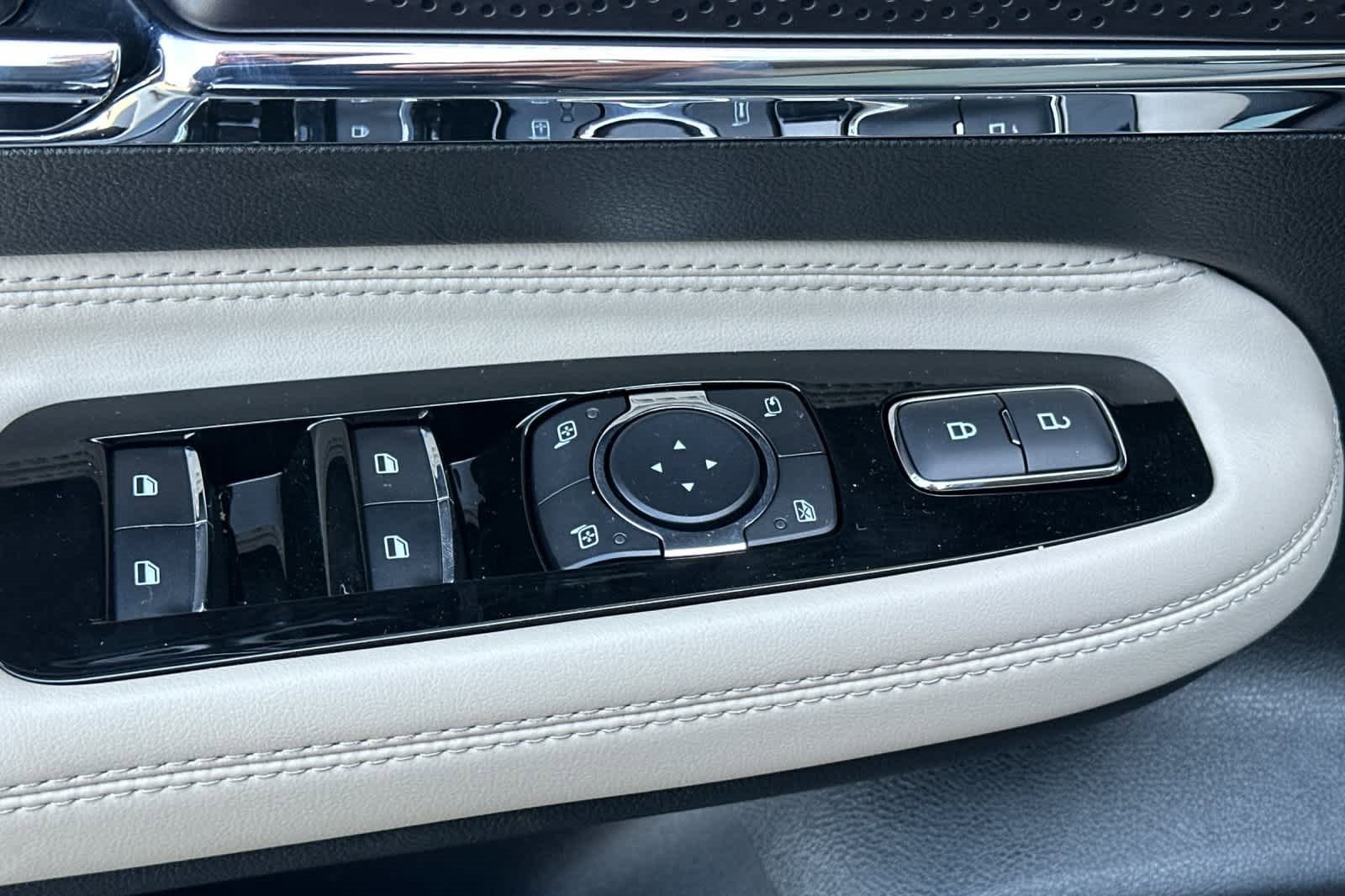 Used 2025 Lincoln Corsair Premiere w/ Equipment Group 101A image 14