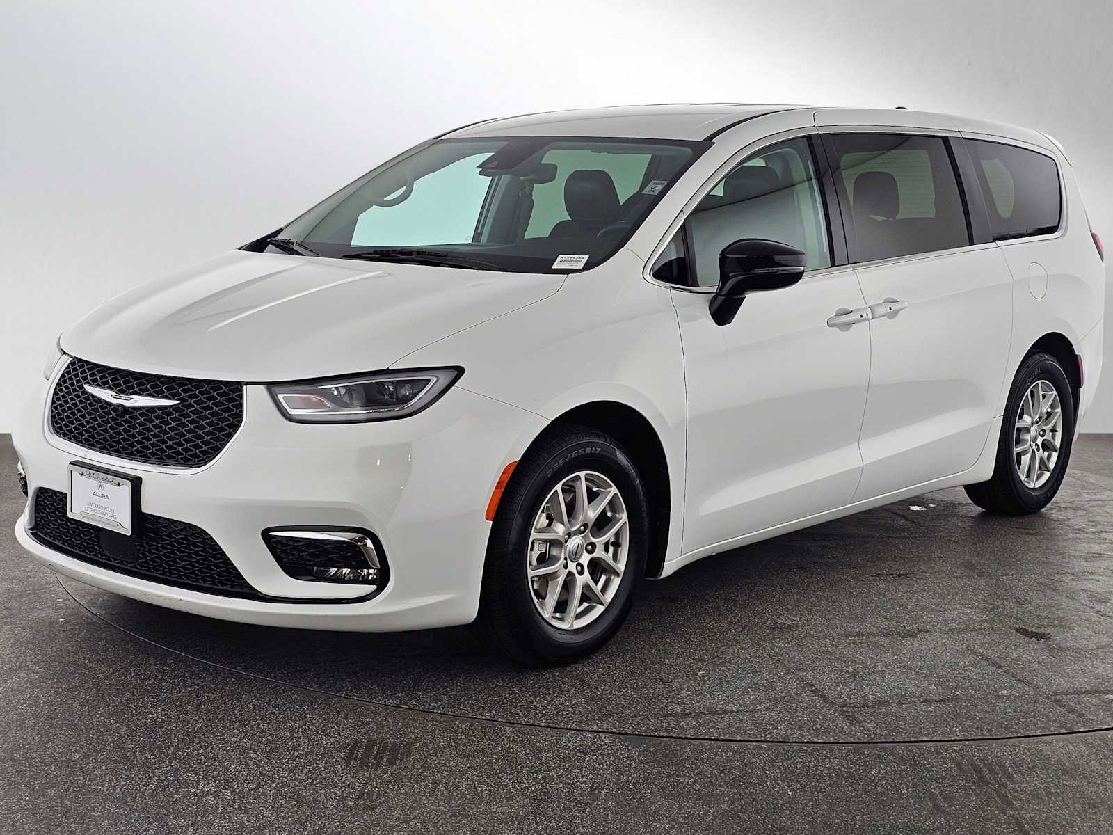 Used 2024 Chrysler Pacifica Touring-L image 7