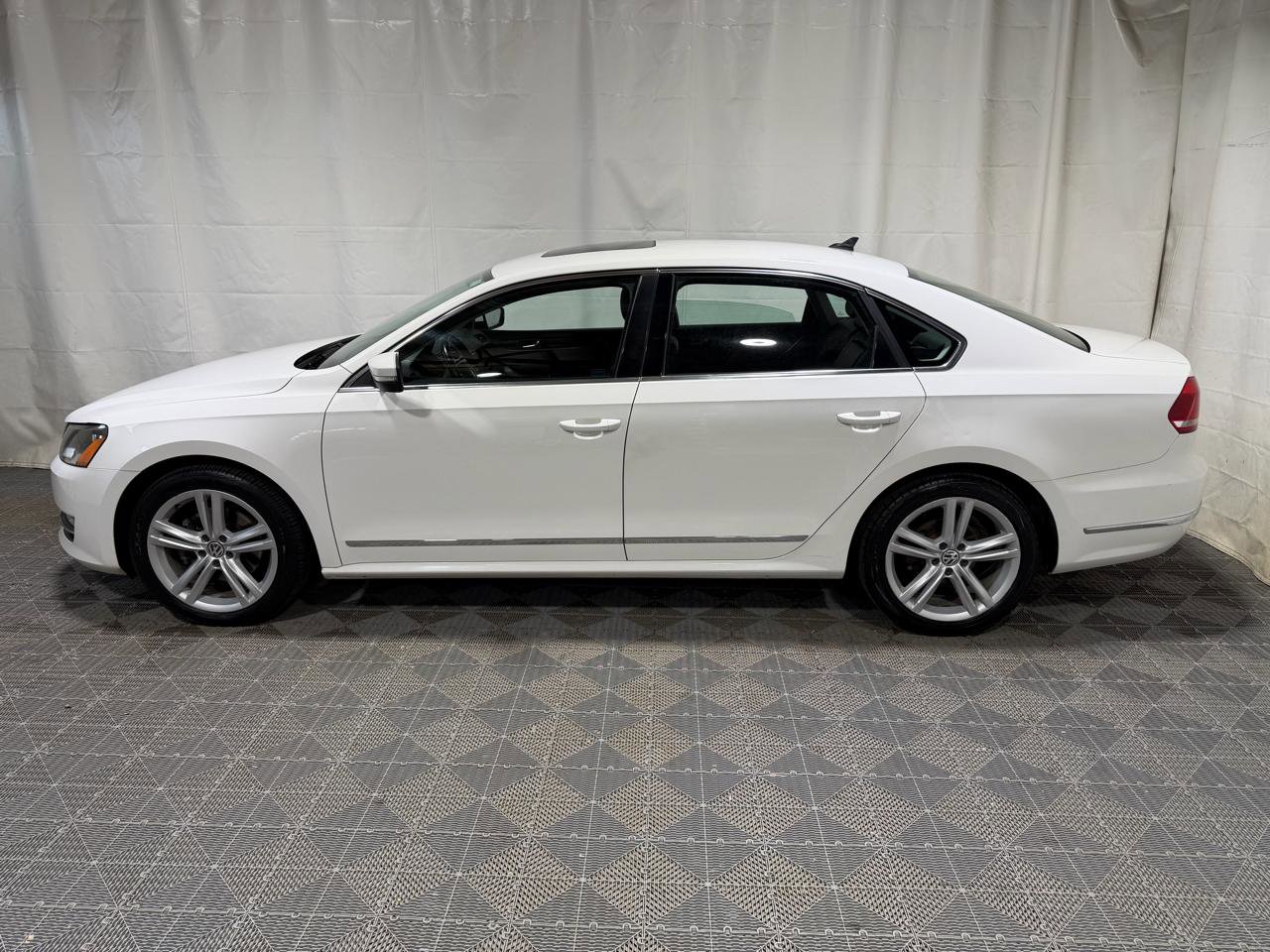 Used 2013 Volkswagen Passat TDI SEL Premium image 5