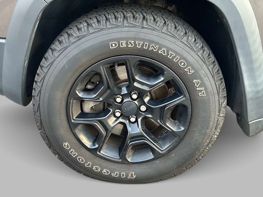 Used 2019 Jeep Cherokee Trailhawk w/ Comfort/Convenience Group AWD/4WD image 20