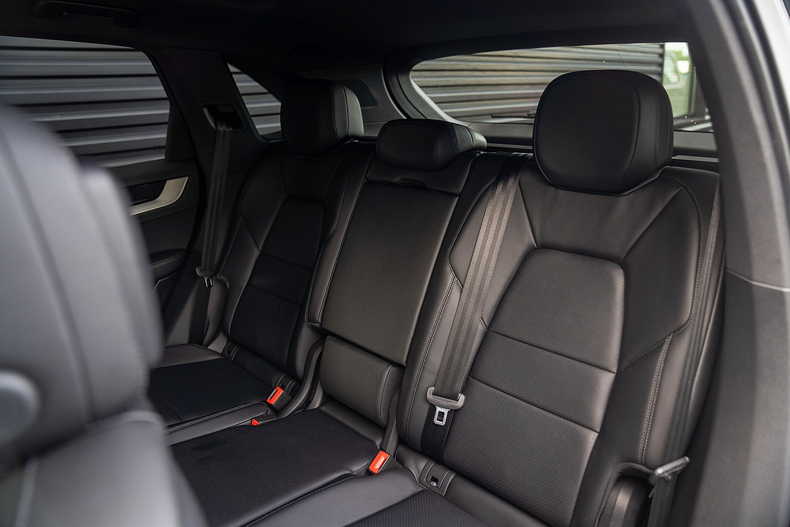 Certified 2025 Porsche Cayenne E-Hybrid w/ Premium Package Plus AWD/4WD image 21