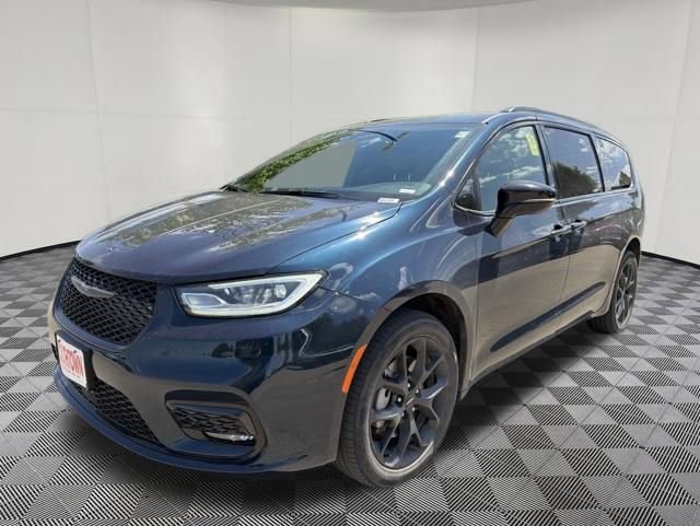 Used 2023 Chrysler Pacifica Limited w/ Uconnect Theater Family Group AWD/4WD image 14