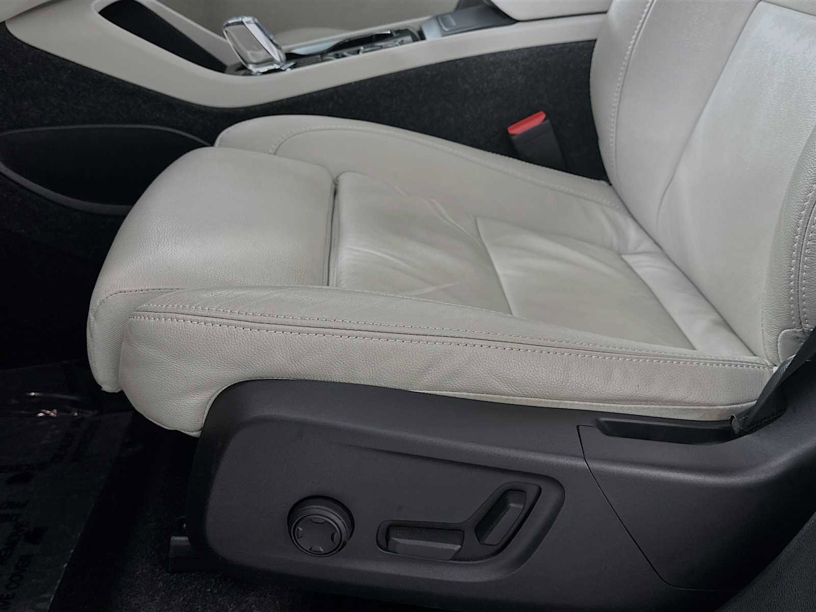 Used 2023 Volvo XC40 B5 Plus w/ Driver Assist Package image 18