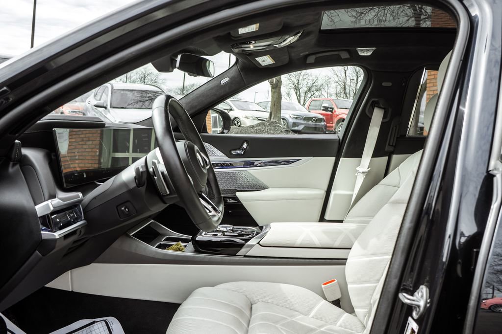 Used 2023 BMW 760i xDrive w/ Executive Package image 26