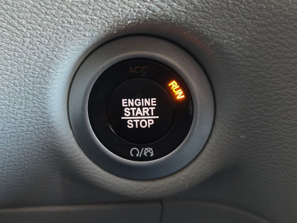 Used 2024 Chrysler Pacifica Touring-L FWD image 9