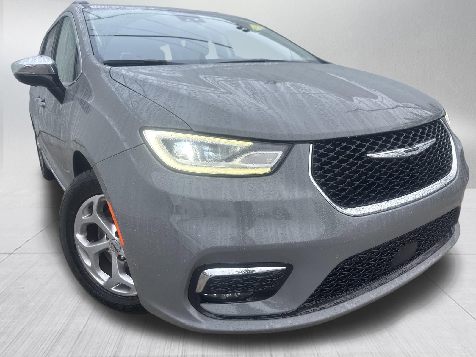 Used 2023 Chrysler Pacifica Limited FWD image 3