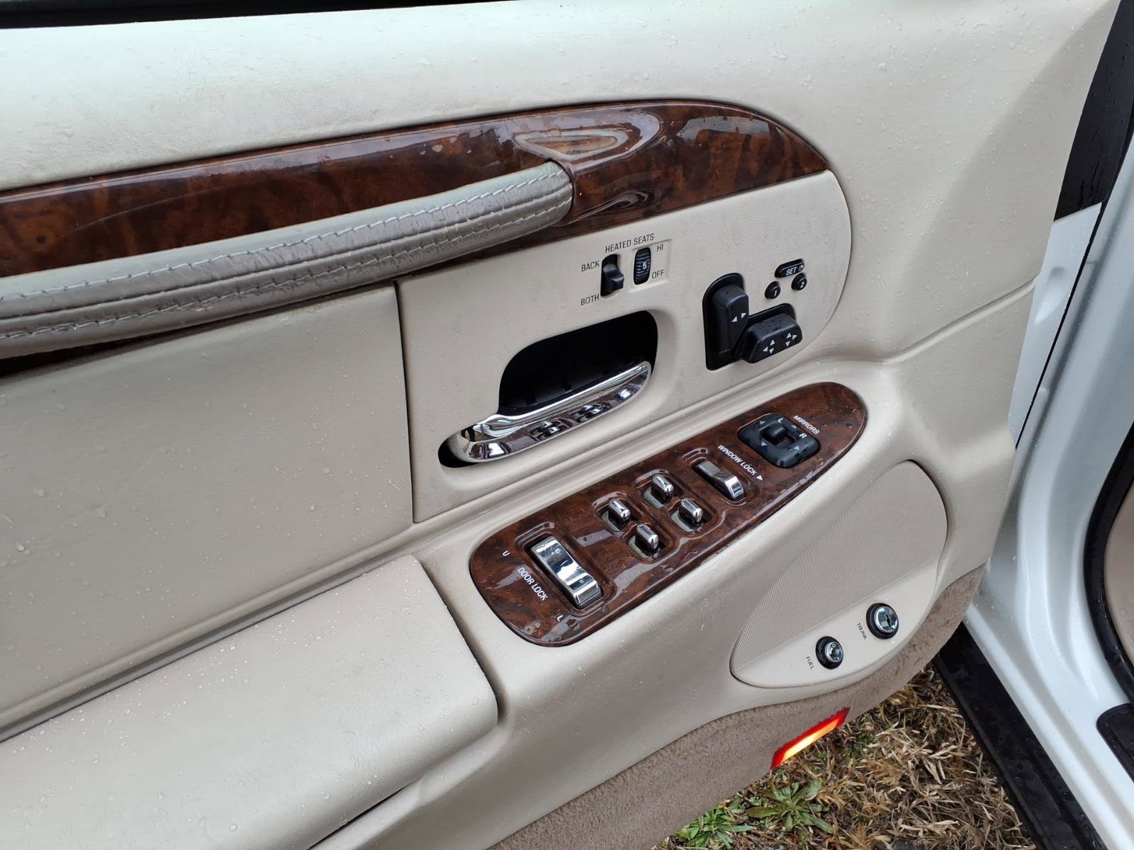 Used 2001 Lincoln Town Car Cartier RWD image 7