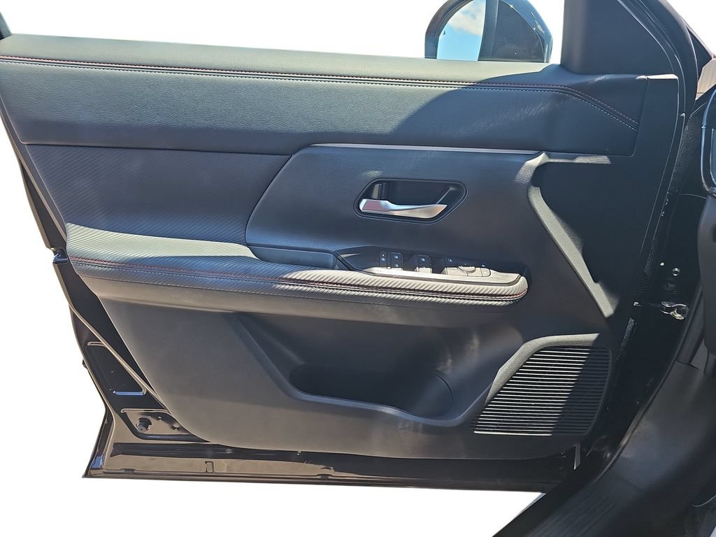 Used 2025 Nissan Kicks SR FWD image 25