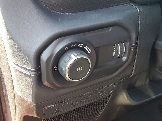 Used 2025 Jeep Wrangler Unlimited Rubicon w/ Convenience Group AWD/4WD image 7