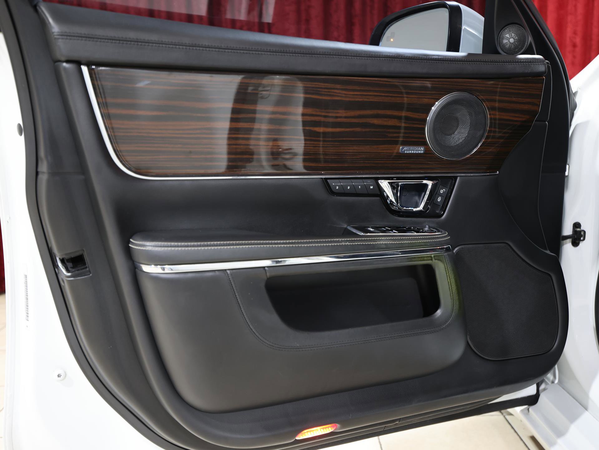 Used 2015 Jaguar XJ L Portfolio image 11