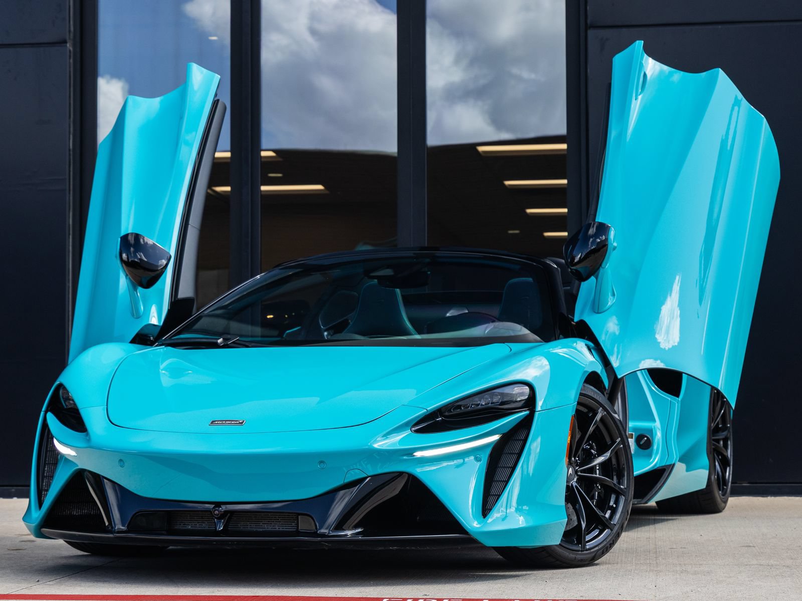 Used 2025 McLaren Artura Spider RWD image 2