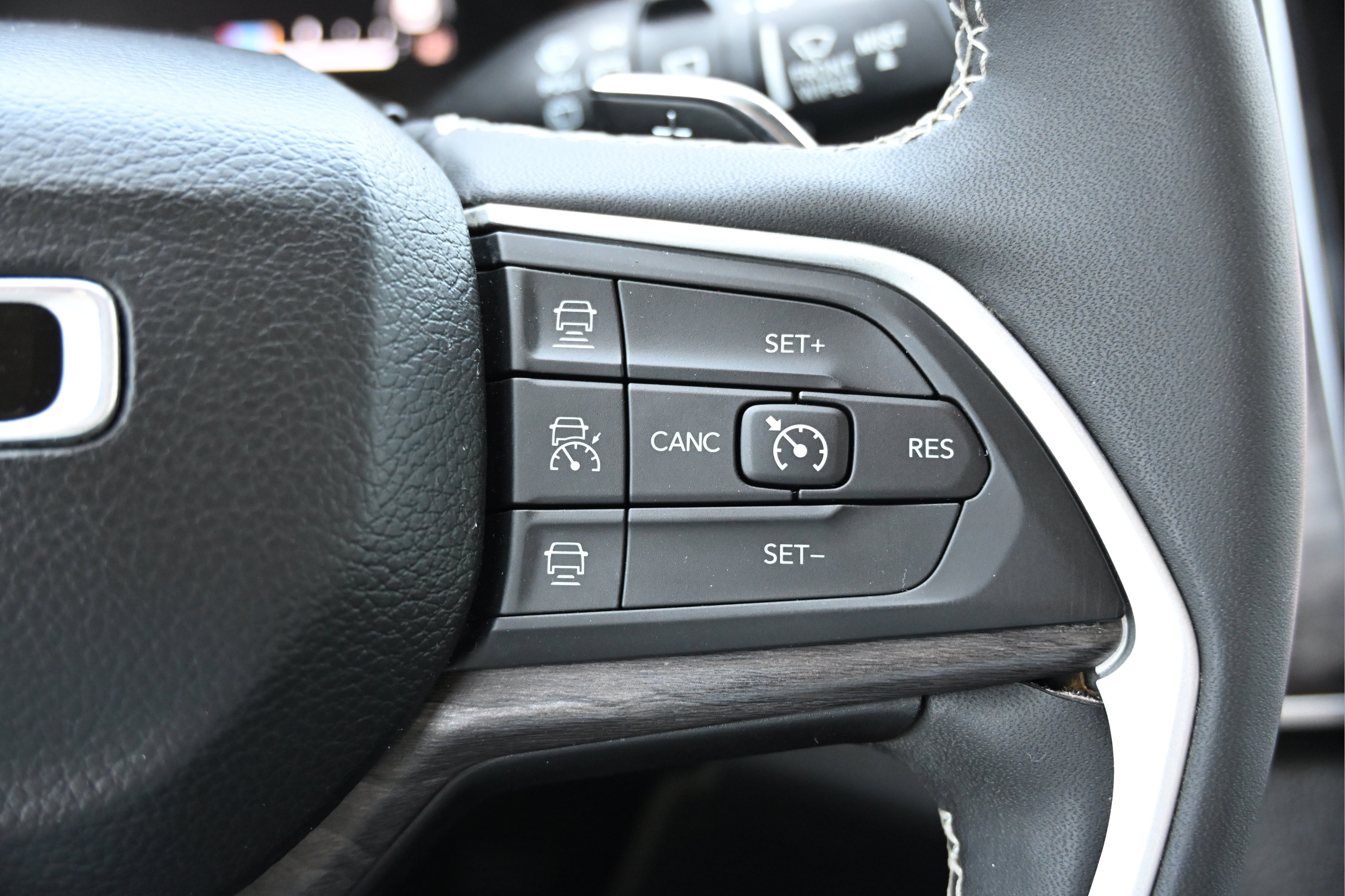 Used 2023 Jeep Grand Cherokee Limited AWD/4WD image 31
