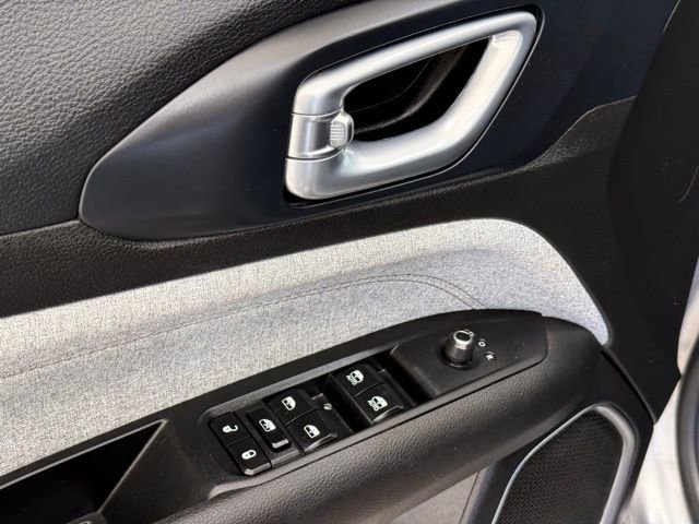 Used 2023 Jeep Compass Latitude w/ Sun and Sound Group image 15